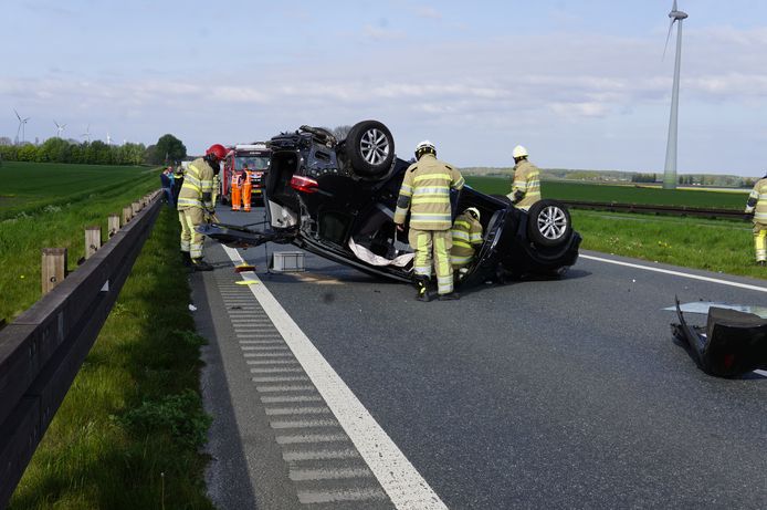 Bij een ongeval op de N301 richting Zeewolde is een auto over de kop geslagen.