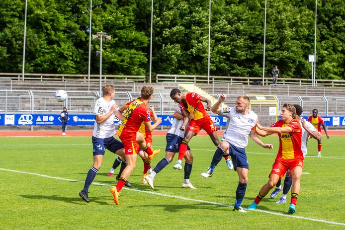 De 1-1 van Jamal Amofa is in de maak. Dat was ook de eindstand tussen Oldenburg en GA Eagles.