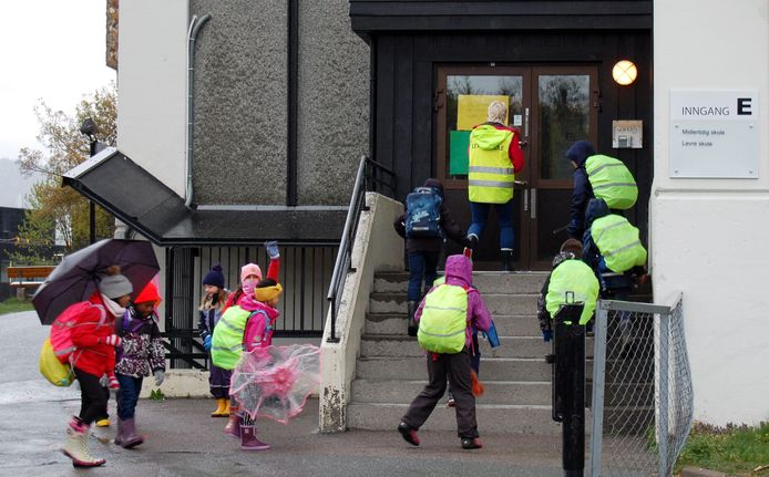Leerlingen gaan hun lagere school binnen in de Noorse stad Oslo.