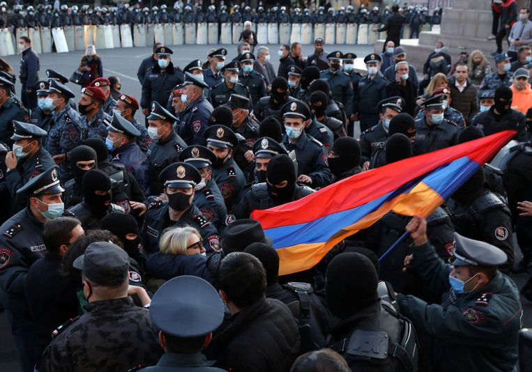 Demonstranten worden door de politie afgevoerd in de Armeense hoofdstad Jerevan.  Beeld REUTERS