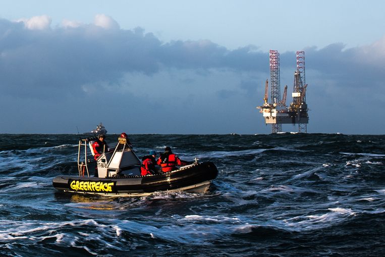 Februari 2018: Greenpeace voert actie tegen aangekondigde boringen in de Noordzee bij Schiermonnikoog.  Beeld ANP / Joris van Gennip
