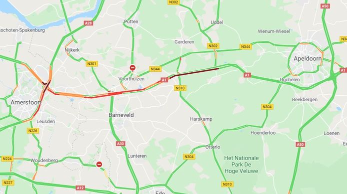 Drukte op de A1 tussen Amersfoort en Apeldoorn nadat een lading op de weg belandde.