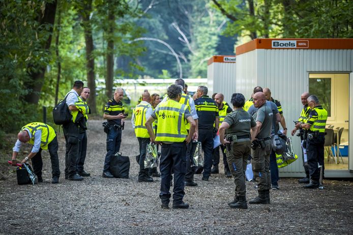 Voor de bewaking van de schouw zijn meer dan honderd politiemensen en militairen ingezet.