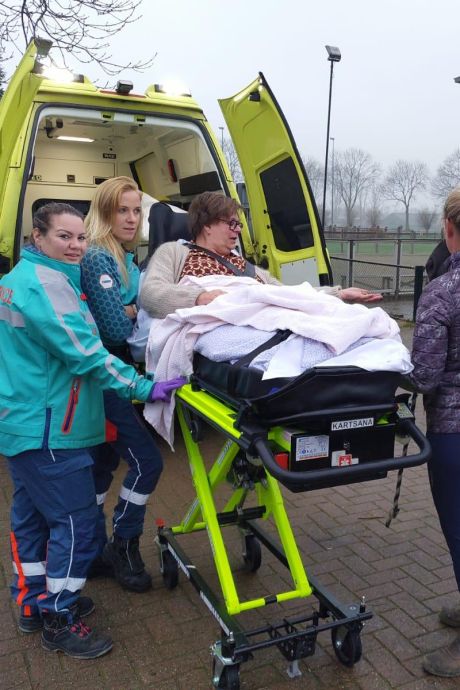 Zieke Marjan mocht vanuit ambulance eventjes haar dieren zien: ‘Het gaf haar echt energie’