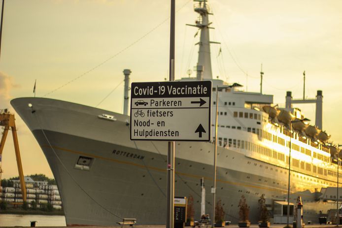 Bij het SS Rotterdam wordt tot en met zaterdag onder andere met het Janssen-vaccin geprikt.