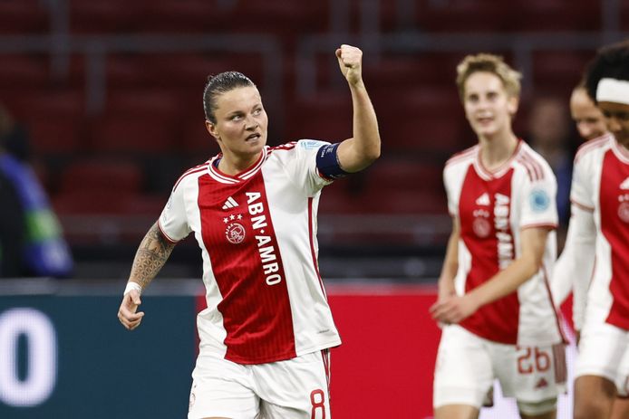 Aanvoerder Sherida Spitse schoot Ajax vanaf de stip op 2-0.