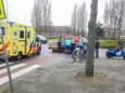 Twee scooterrijders kwamen woensdag met elkaar in botsing op de kruising van de Van Baerlestraat en de Brouwersdijk.