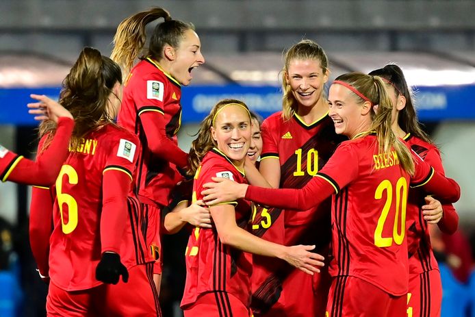 De Red Flames nadat Janice een goal scoorde tijdens de kwalificatierondes voor de FIFA Women's World Cup 2023 in Australië en Nieuw-Zeeland.