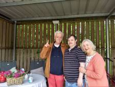 Jan en Hettie uit Oldenzaal knuffelen hun gehandicapte zoon, ook al mag ’t niet