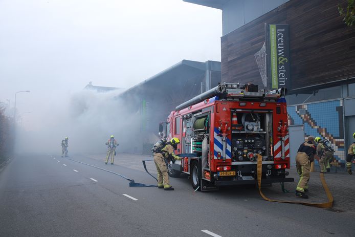 De brandweer kon moeilijk bij de brand komen.