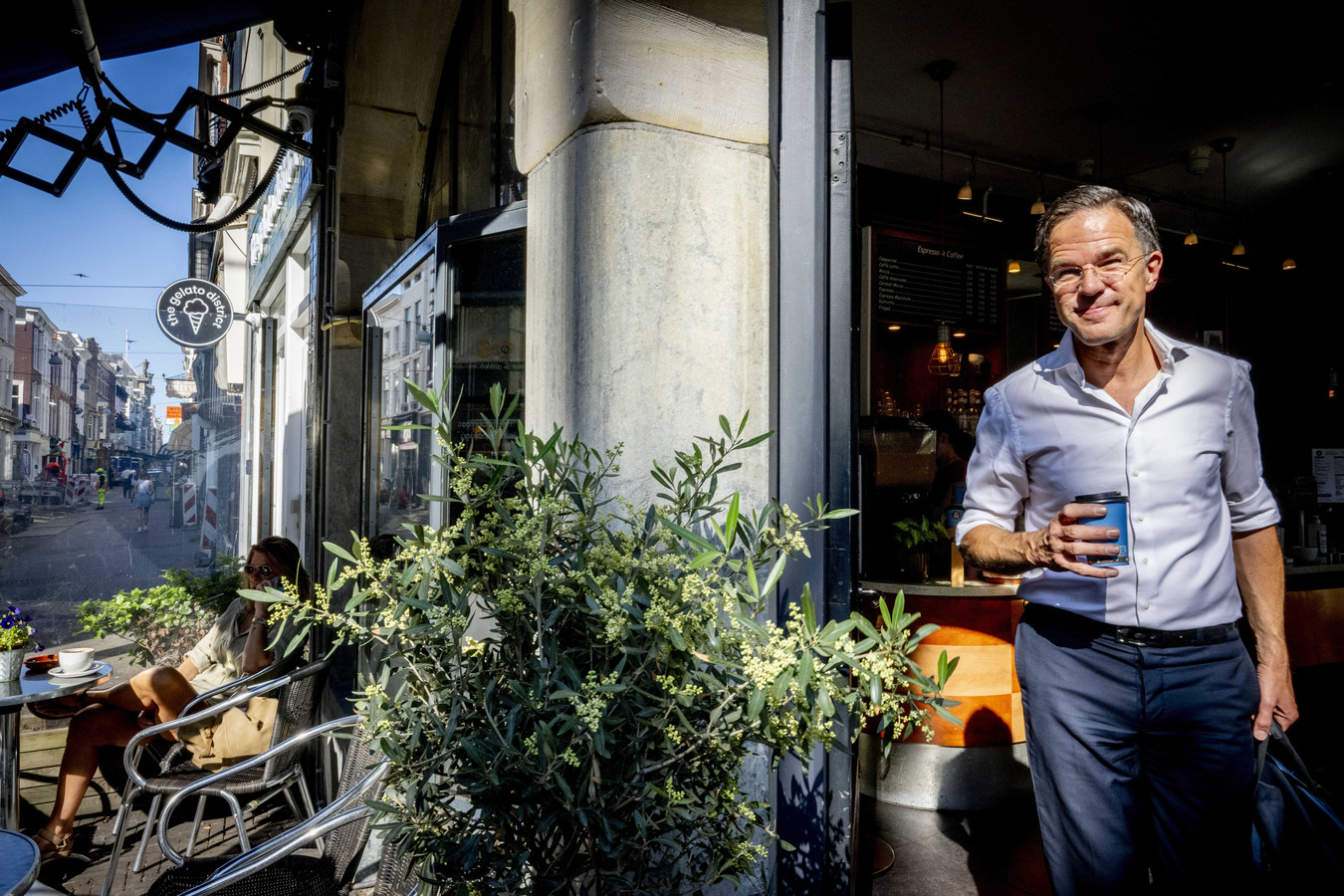 Wekelijks bezoekt Mark Rutte hetzelfde restaurant, aan dat ene tafeltje ...