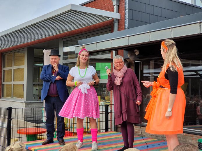 GBS De Singel in Beerse heeft een gloednieuwe speelplaats. Het college van burgemeester en schepenen en Ollie en Bollie kwamen het samen met de leerkrachten de directie en de kinderen officieel openen.