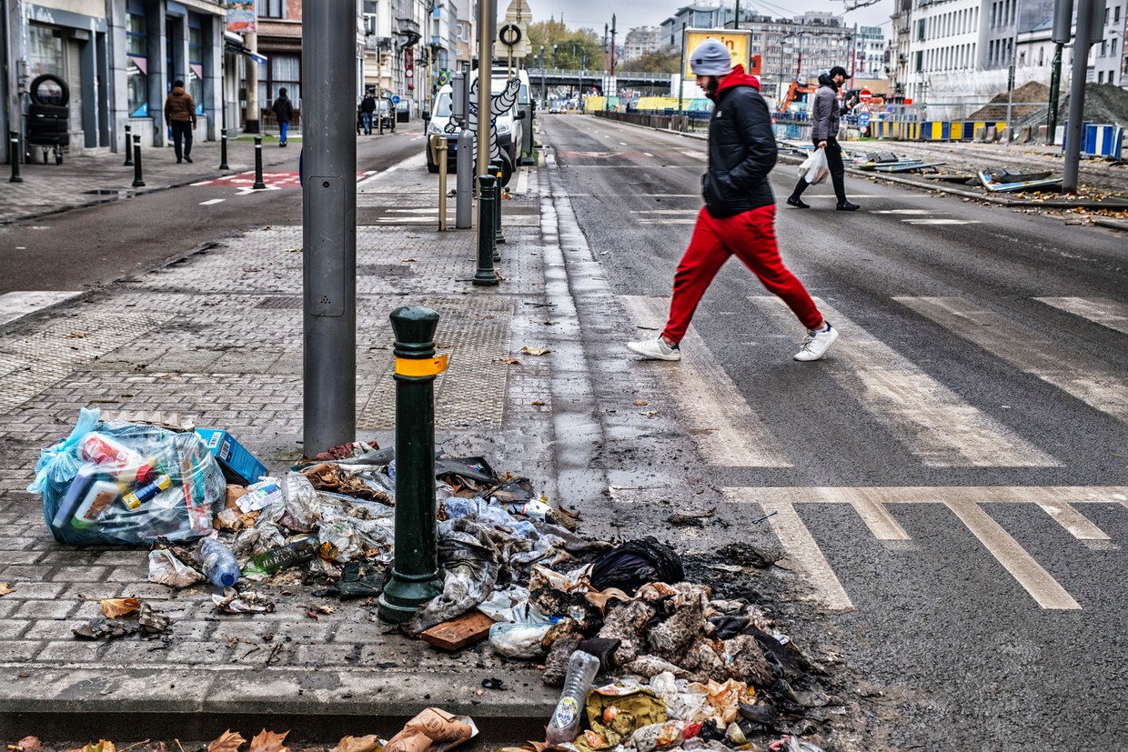 De dag nadien zijn op sommige plekken in Brussel de sporen van het geweld nog goed zichtbaar. Beeld Tim Dirven
