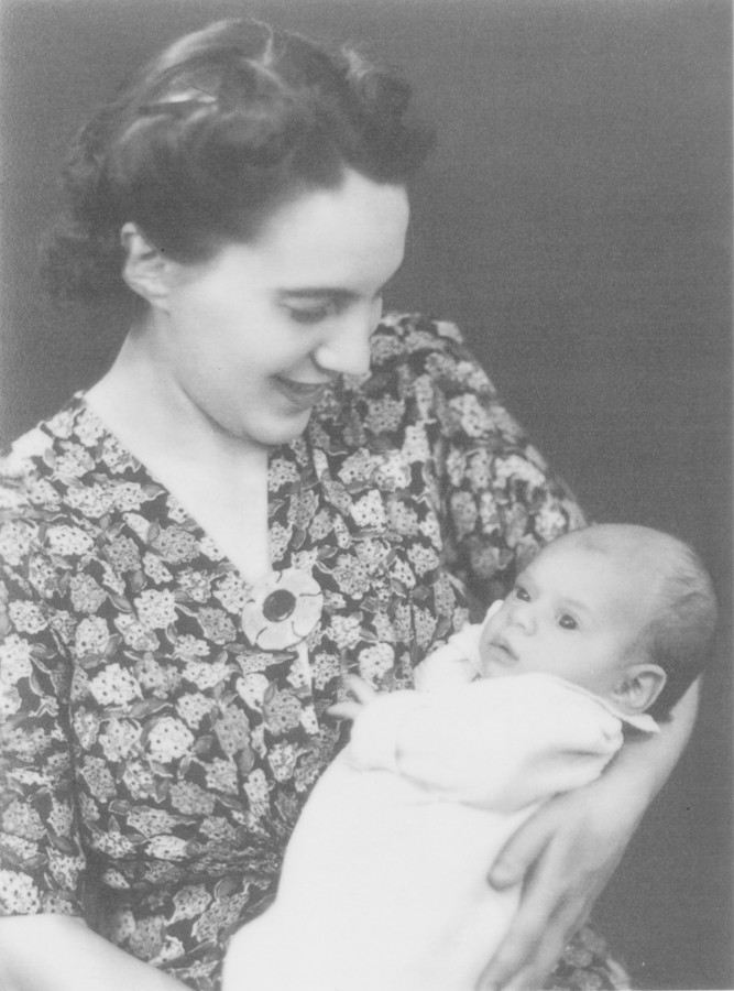 Miel Andriesse en zijn moeder Clara.