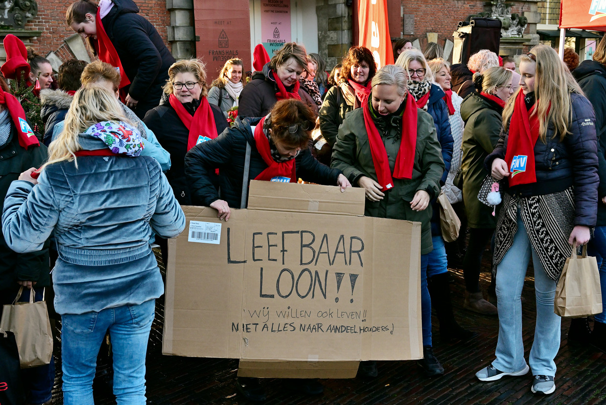 In het Nederlandse Haarlem werd op 21 december 2022 gestaakt voor een loonsverhoging en een hoger minimumloon. Beeld ANP / Belga