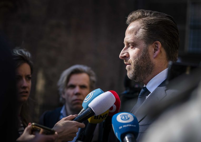 Minister Hugo de Jonge (Volkshuisvesting) staat de pers te woord over de mondkapjeshandel van Sywert van Lienden. Beeld ANP