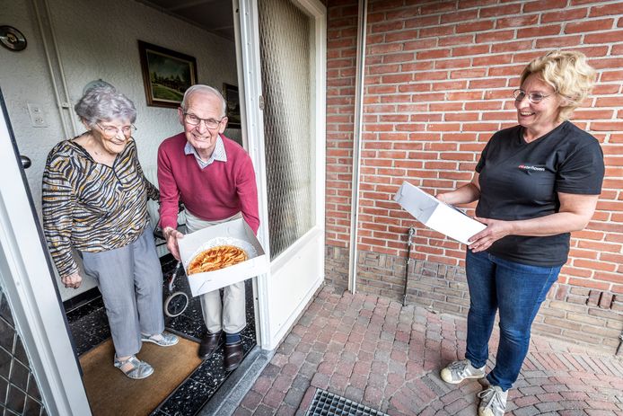 Kees en Maria Schellens krijgen een appeltaart van Petrie Verspaandonk van Wij WEsterhoven.