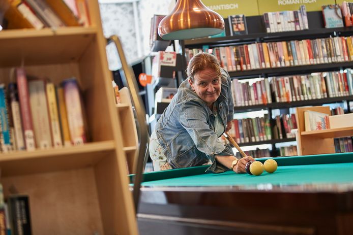 Schrijfster Martine Letterie in de nieuwe Vordense bieb, waar een biljarttafel een centrale plek inneemt. ,,De boekenkasten staan om het biljart heen, er is geen goeie leestafel en het is er veel te rumoerig.''