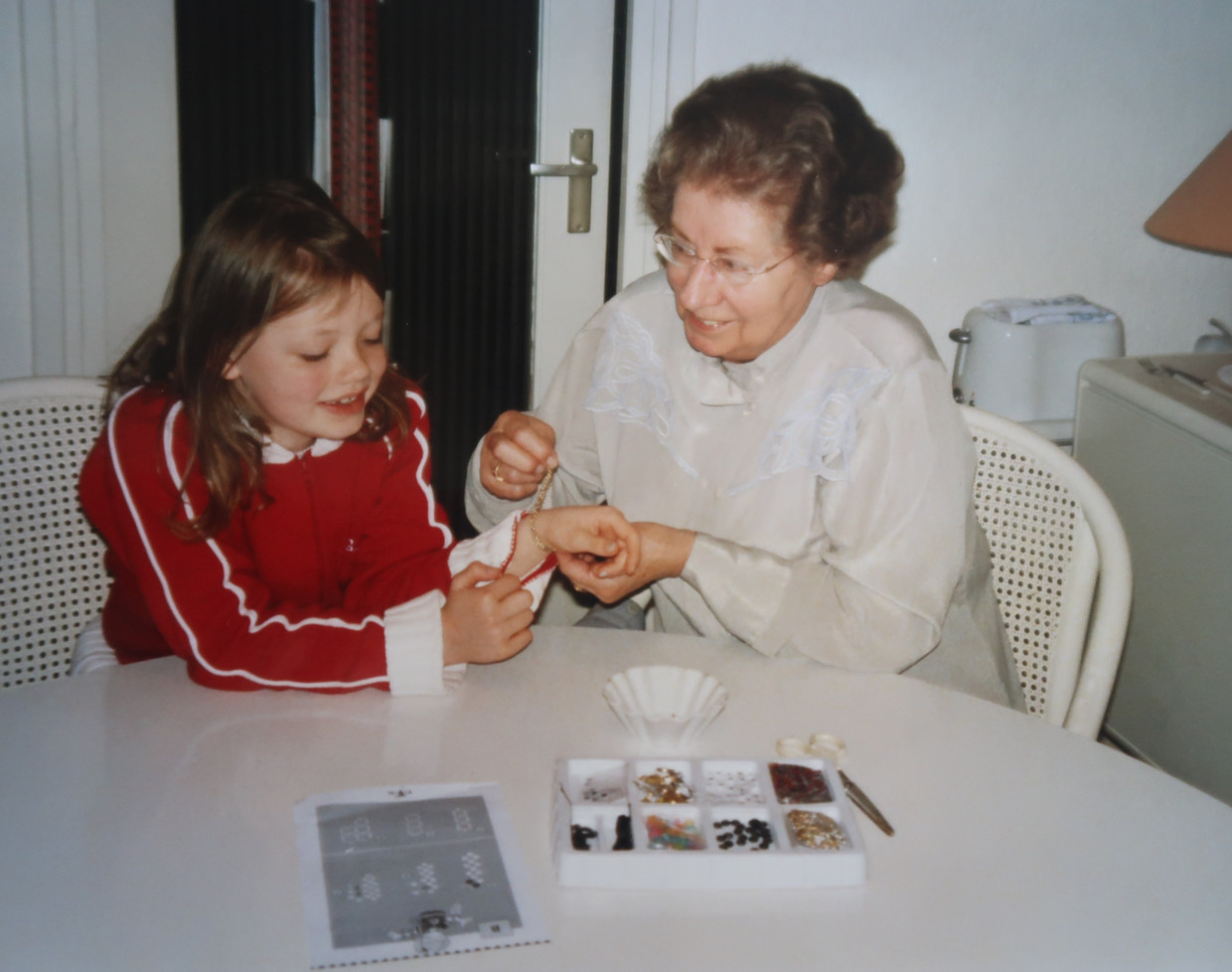 Ina Nieuwenhuizen met een van haar kleinkinderen. Beeld 