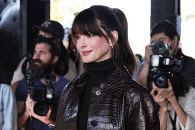 Anne Hathaway maakt abrupt einde aan glamoureuze fotoshoot om staking te steunen