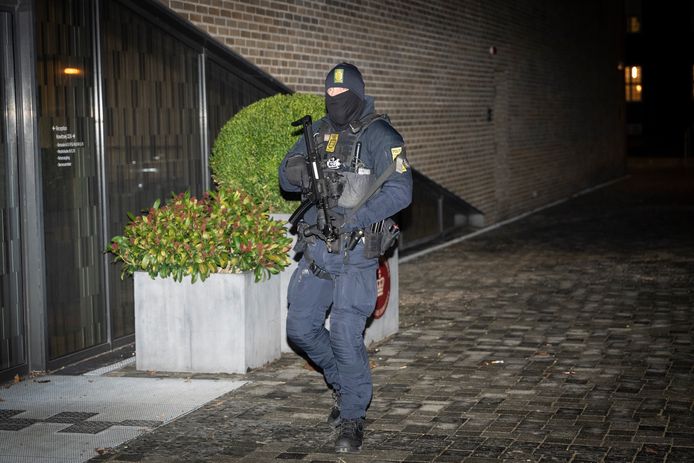 Een Deense politieagent voor de rechtbank in de stad Frederiksberg.