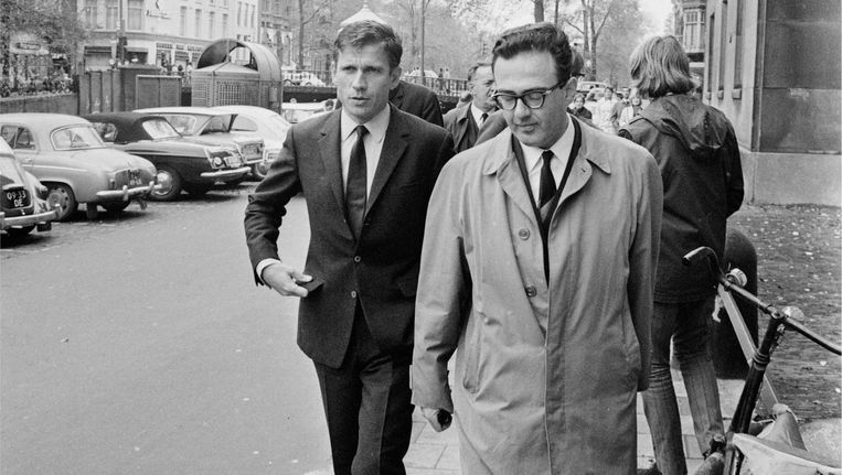 Gerard Reve komt aan bij het Paleis van Justitie voor zijn zaak, 1966 Beeld ANP