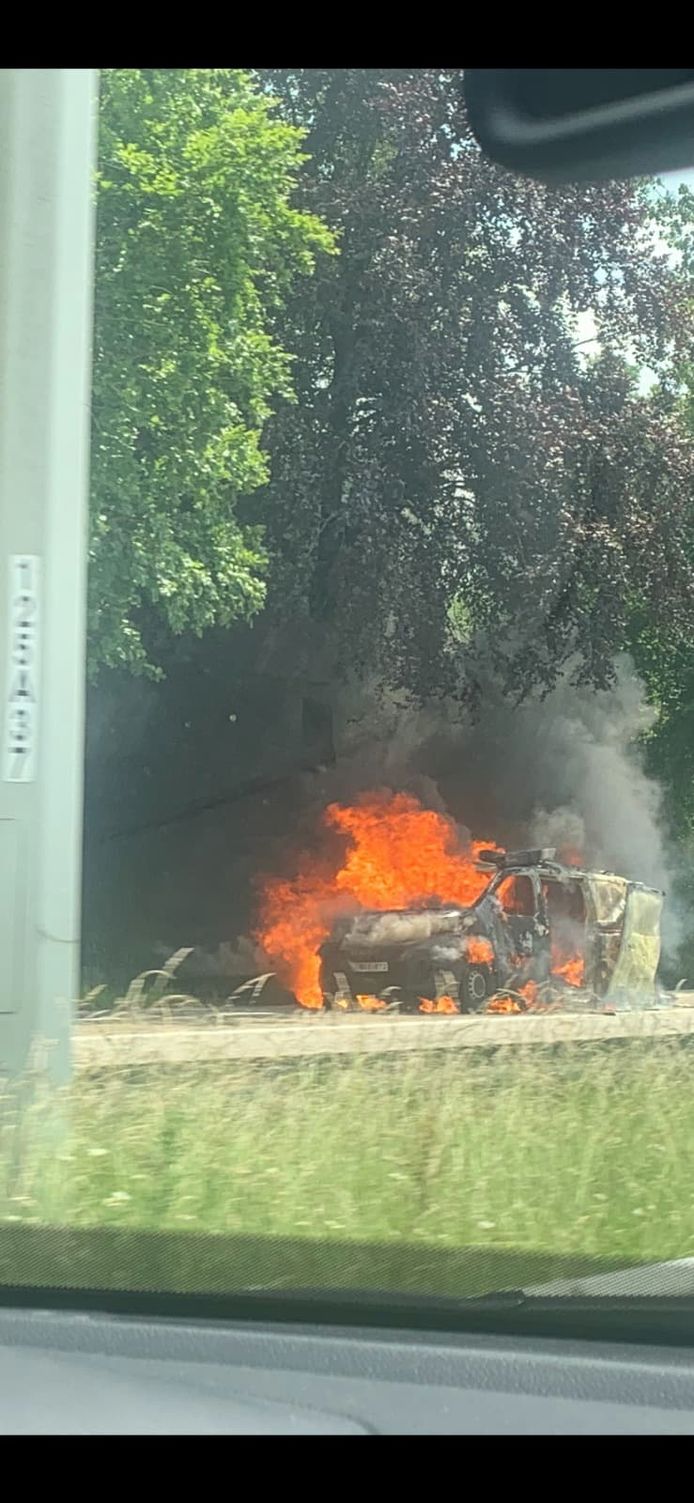 Het voertuig ging volledig in vlammen op.
