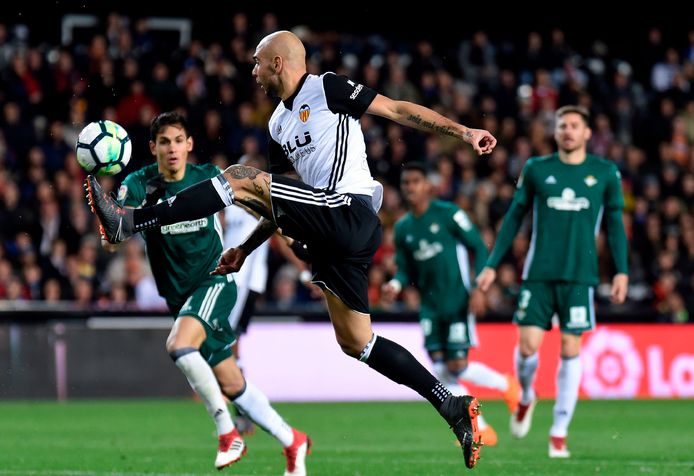Simone Zaza plukt de bal uit de lucht en schiet de 2-0 binnen.