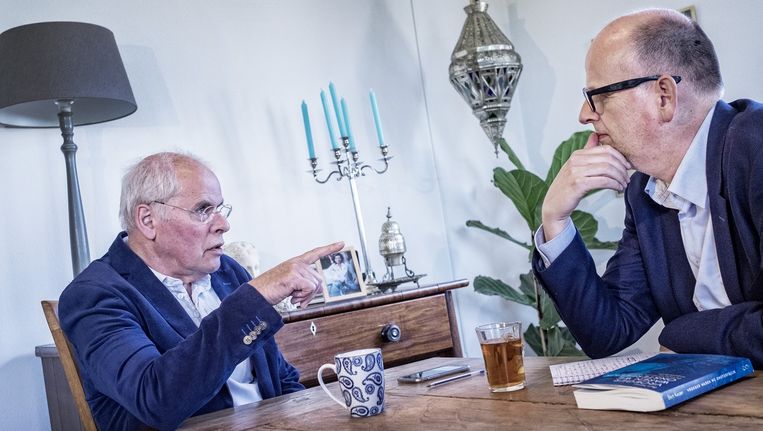 Bert Keizer (links) in gesprek met Stijn Fens over zijn nieuwe boek en het geloof. Beeld Patrick Post