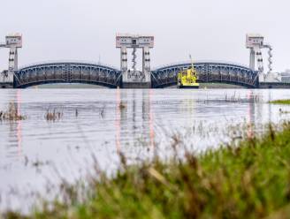De stuw bij Driel staat open, maar moeten we dat kostbare water in de Rijn niet vasthouden? 