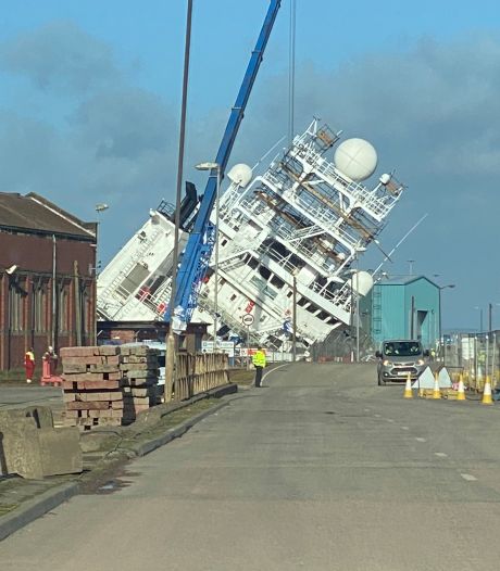 Zeker 25 gewonden nadat schip in Schotland kantelt: 15 mensen naar ziekenhuis 