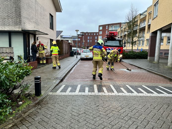 In Harderwijk is op de Bazuindreef een glasplaat aan diggelen gegaan door de storm.