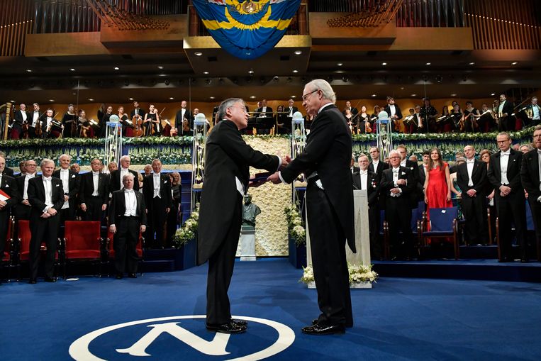 Stockholm, 2017. Kazuo Ishiguro krijgt de Nobelprijs Literatuur aangereikt door de Zweedse koning Carl Gustaf XVI.   Beeld BELGAIMAGE