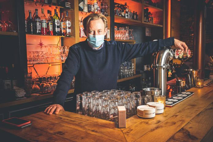 Horecabaas Tim Joiris achter de toog van zijn zaak 'Maison W' in Gent.