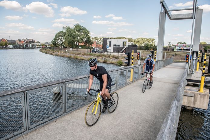 Het stadsbestuur wil niet dat fietsers en voetgangers wéér de dupe zijn van de panne en dus blijft de brug naar beneden.