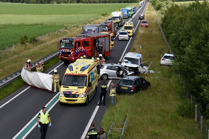Hulpdiensten aan het werk op de N36 bij Stegeren. Bij het ongeval kwam een vrouw uit Hengelo om het leven.