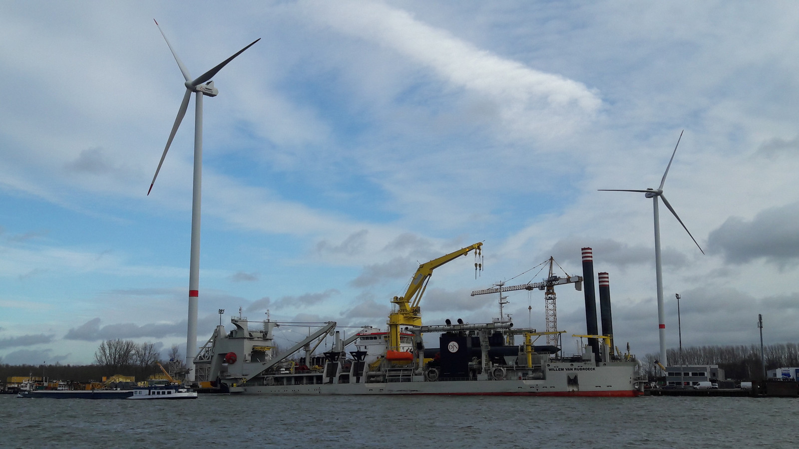 De twee nieuwe windturbines in Zelzate-Oost, pal op de grens bij Sas van Gent.