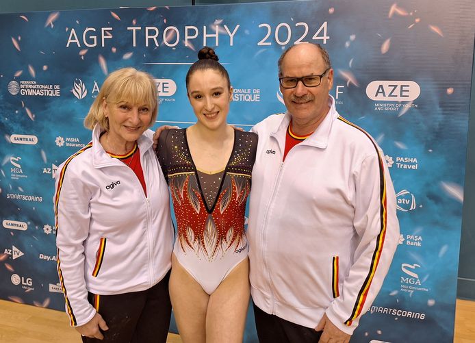 Nina Derwael poseert samen met haar trainers Ulla en Dieter Koch na haar succes in de wereldbeker van Bakoe in Azerbeidzjan.