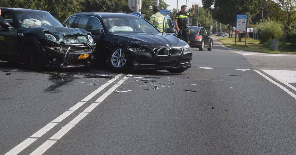 Stoplichten buiten werking: gewonde bij aanrijding op kruising in Almelo.