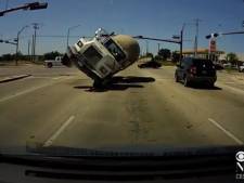 Il filme son accident terrifiant avec un camion
