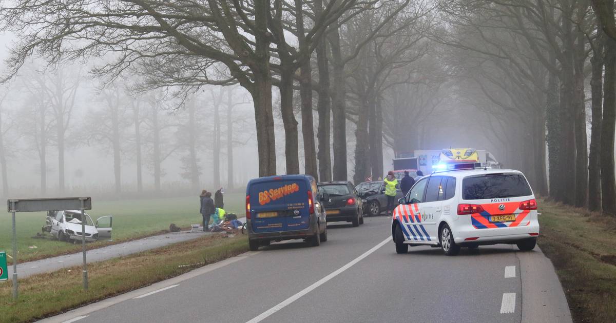 Bestuurder vliegt door voorruit bij aanrijding in Lochem.