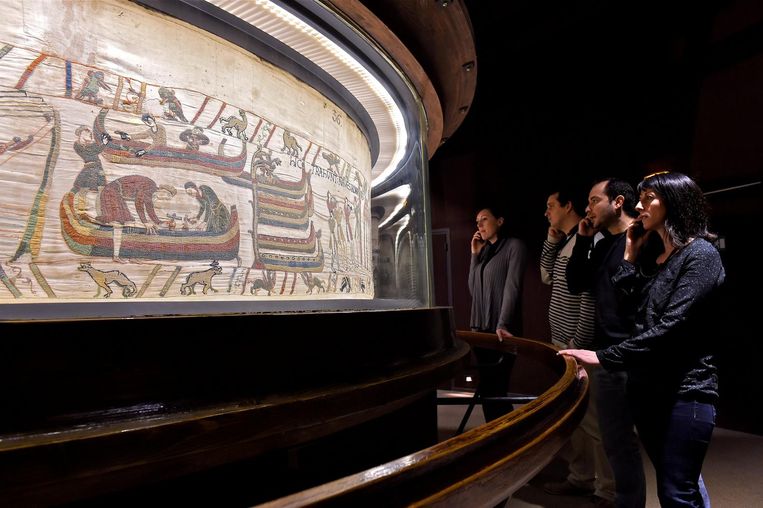 Bezoekers bekijken het tapijt van Bayeux in 2015. Beeld afp