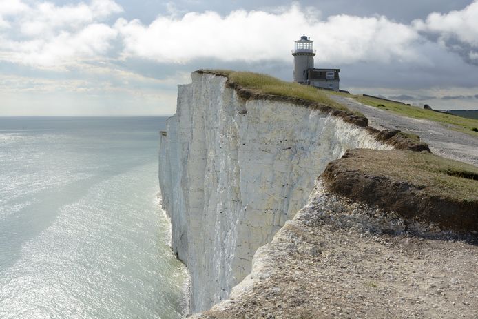 De beroemde krijtrotsen van Beachy Head zijn een drukbezochte toeristenlocatie.