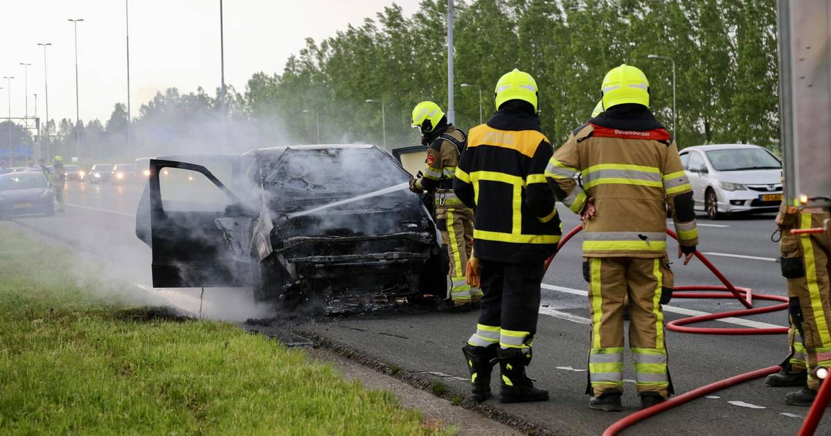 Auto brandt uit op A2 in Deil | 112 nieuws West Betuwe