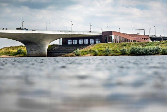 Watersportcentrum Het Bastion onder de Verlengde Waalbrug.