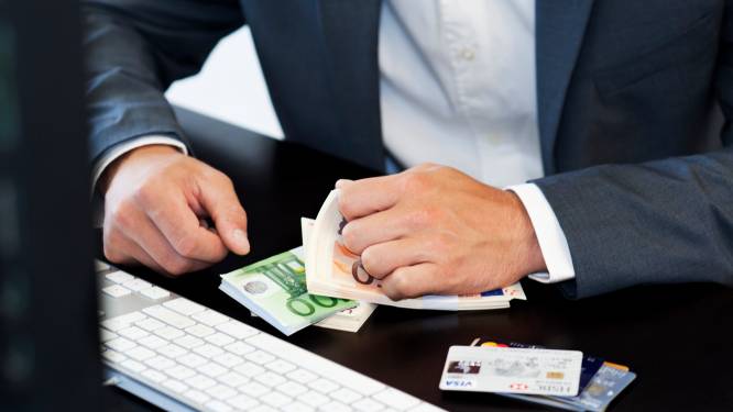 OM: met geld van de zaak kocht G. (32) Apple Watches en computerspullen 