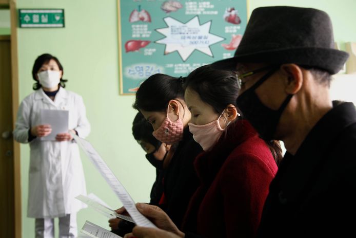Noord-Koreanen krijgen les in het ziekenhuis van Pyongyang over hoe zich te beschermen tegen het virus. Formeel heeft het land nul besmettingen.