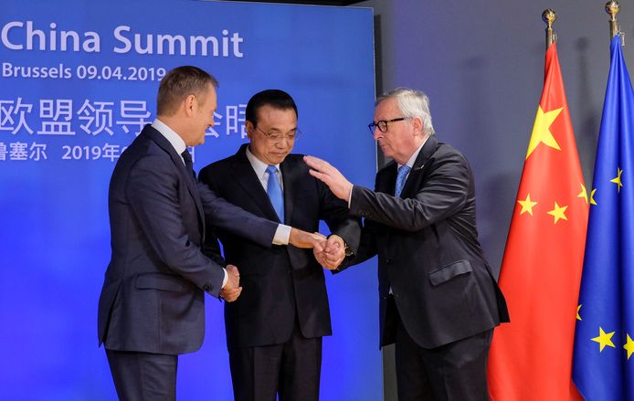 De Chinese Premier Li Keqiang (midden) wordt verwelkomd door Donald Tusk (L) en Jean-Claude Juncker (R).
