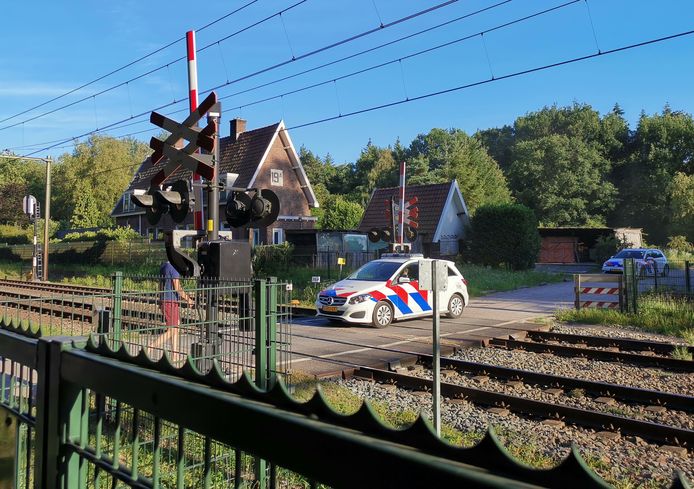 De politie heeft een man gearresteerd die langs het spoor liep tussen Ede-Wageningen en Wolfheze.