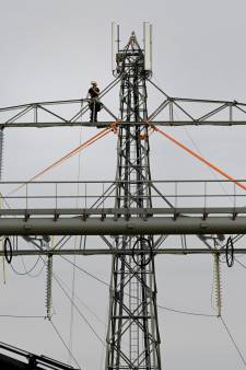 Onder hoogspanning werken aan uitbreiding van elektriciteitsnetwerk vanuit Boxmeer